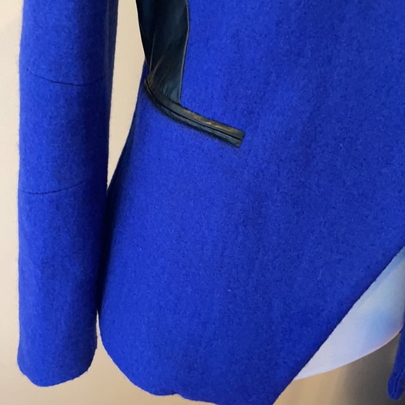 Love & Liberty  Blazer size 6.100% wool. Very good condition . - Picture 3 of 9